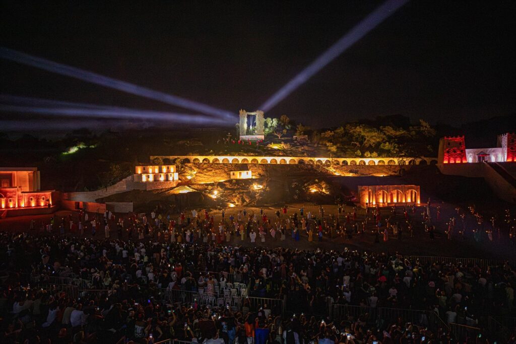Cena do espetáculo Drama da Paixão de Santana de Parnaíba na Barragem Edgard de Souza, mostrando o elenco e cenografia épica 1