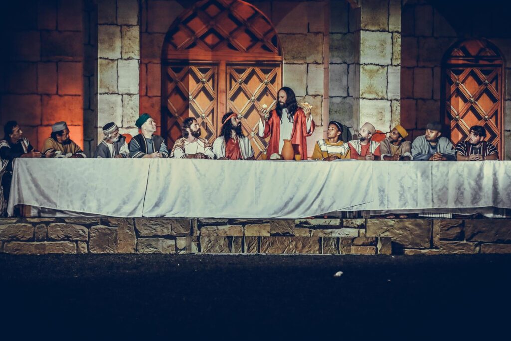 Cena do espetáculo Drama da Paixão de Santana de Parnaíba na Barragem Edgard de Souza, mostrando o elenco e cenografia épica 2